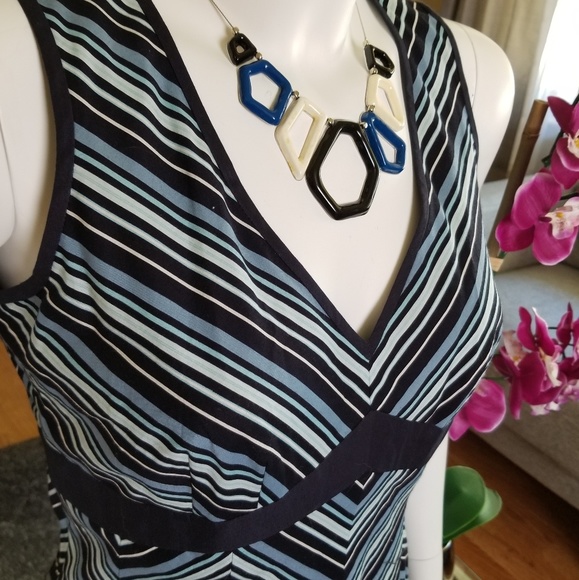 New! Fabulous LOFT V Neck Dress - Picture 3 of 5